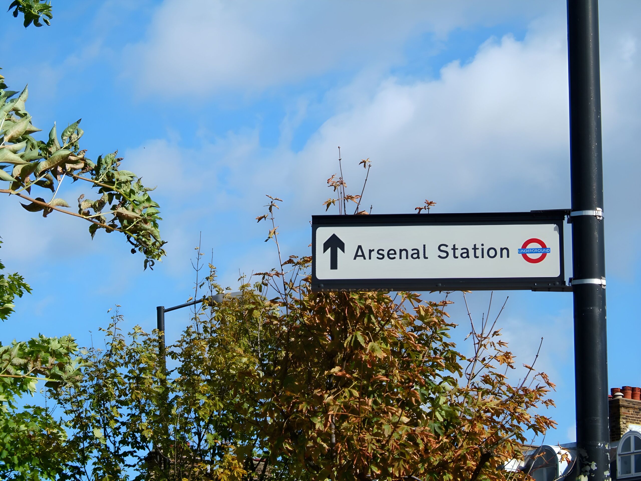 Street sign towards Arsenal Station in Islington representing service coverage for Metrik Moves Ltd